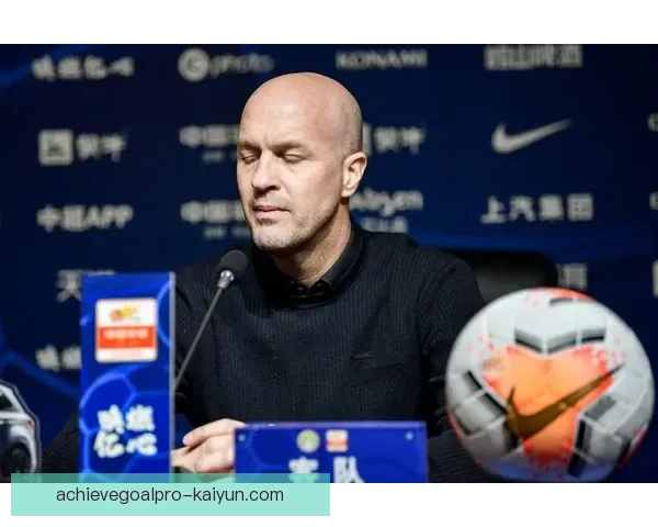 克鲁伊夫进攻理念重塑现代足球战术，流畅传控表现亮眼，成为球队竞技的重要标杆。